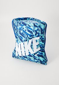 Nike hettepose med blå og aqua bølgete mønster, stort hvitt logo foran, tekstilstruktur, og blå snor.