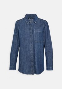 Camisa de ganga de botão em azul-escuro. Com mangas longas, um bolso no peito e um colarinho clássico. Textura suave com costura em contraste.