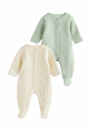 Twee gewatteerde baby-rompers met lange mouwen en drukknoopjes, één lichtgroen met witte wolken, de ander crème met kleine regenbogen.