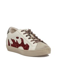 Zapatilla baja blanca con diseño de llamas de purpurina roja, puntera de ante beige, lengüeta metálica en el talón y cordones de estampado de leopardo.
