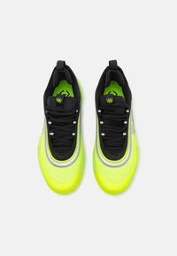 Schwarz und neongelbe Sneaker mit einem Mesh-Obermaterial, gepolsterter Sohle, auffälligen schwarzen Schnürsenkeln und reflektierenden Akzenten an den Seiten.