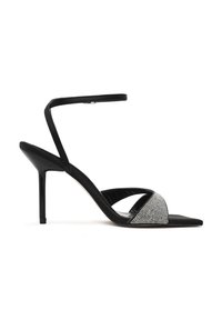 Sandal con tacco alto nero dal design elegante, con una fascia per le dita arricchita di cristalli e un sottile cinturino alla caviglia. Texture liscia.