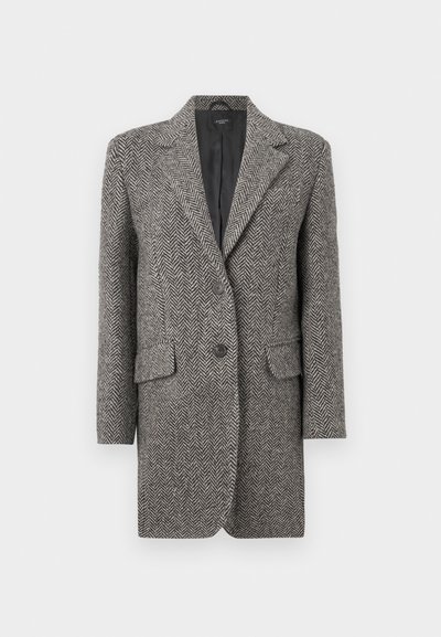 Manteau gris à motif chevrons avec un col cranté, deux boutons et poches avant. Conçu avec une coupe ajustée et des manches longues.