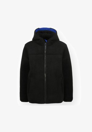 Jachetă neagră din fleece, cu fermoar frontal, glugă și căptușeală albastră. Dispune de două buzunare laterale și o textură netedă. Design simplu, de culoare uniformă.