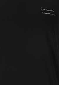 Svart idrottströja med en slät yta. Har reflexdetaljer i ett horisontellt linjemönster på den övre vänstra sidan.