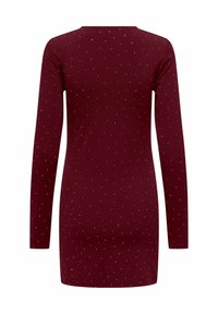 Vinröd långärmad klänning med rund halsringning, prydd med utspridda silvernitar över tyget för en texturerad effekt.