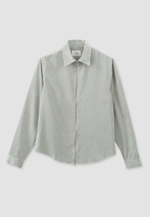 Lys grøn corduroy skjorte med fuld lynlås, lange ærmer, klassisk krave og en subtil vertikal ribbet struktur.