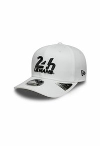 Weißes Cap mit einem gebogenen Schirm und aufgeprägtem "24h LE MANS" in Schwarz. Verfügt über eine elastische Stretchpassform und Markenetiketten an der Seite.