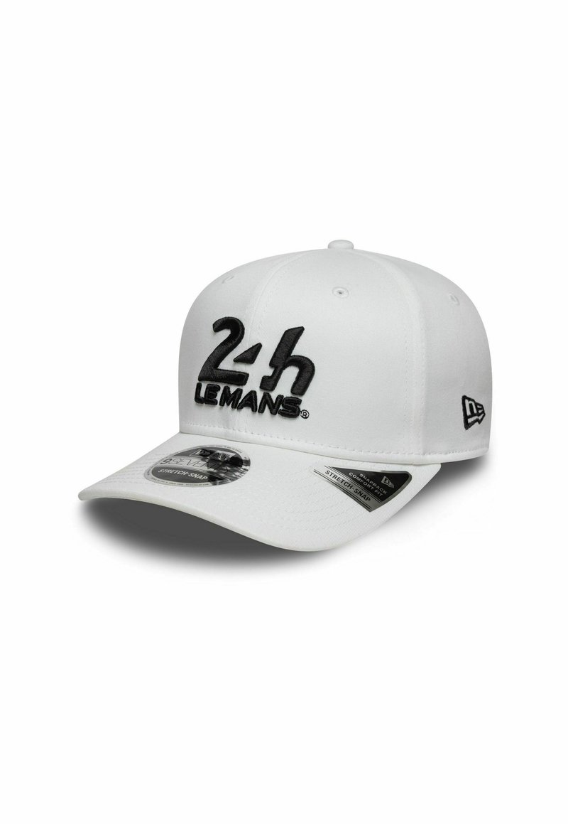 Weißes Cap mit einem gebogenen Schirm und aufgeprägtem "24h LE MANS" in Schwarz. Verfügt über eine elastische Stretchpassform und Markenetiketten an der Seite.