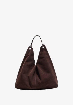 Braune Wildleder-Hobo-Tasche mit einer einzigartigen zweizackigen Form, ausgestattet mit einem einzelnen Ledergriff und silbernen Hardware-Details.