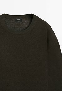 Donkergroene gebreide trui met een ronde hals, een soepele textuur en geribde manchetten. Etiket leest "Massimo Dutti." Eenvoudig, gestroomlijnd ontwerp.