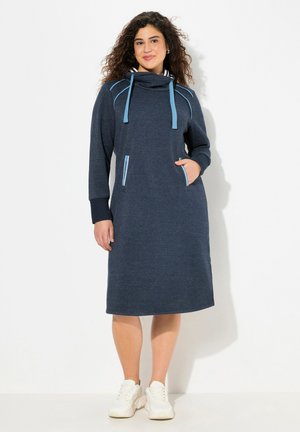 Abito con cappuccio di un blu scuro, con cordini blu chiaro e tasche laterali. Tessuto morbido con una vestibilità comoda, che arriva a metà polpaccio.