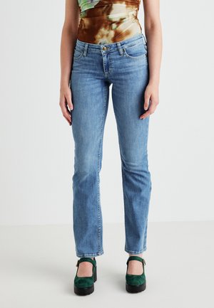 Jean en denim bleu clair avec une coupe droite, présentant un design classique à cinq poches et une fermeture à bouton et à zip à la taille.
