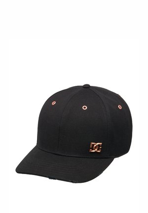 Gorra de béisbol negra con visera curva, ojales de cobre y un pequeño logo DC de cobre en el panel frontal.