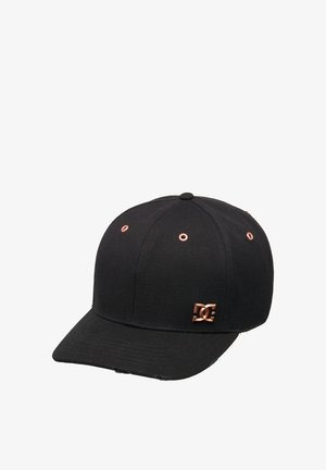 Gorra de béisbol negra con visera curva, ojales de cobre y un pequeño logo DC de cobre en el panel frontal.