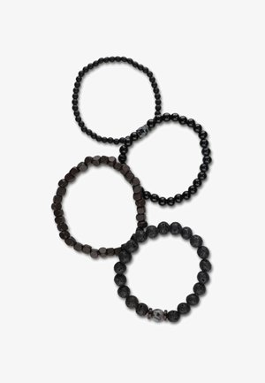 Vier armbanden met verschillende ontwerpen: een ronde kraalarmband in mat zwart, een gebogen vierkante kraalarmband in donkerbruin en een armband van lavasteen.