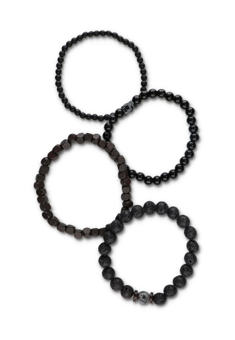Vier armbanden met verschillende ontwerpen: een ronde kraalarmband in mat zwart, een gebogen vierkante kraalarmband in donkerbruin en een armband van lavasteen.