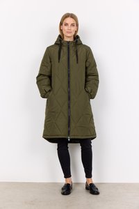 Gequiltede olijfgroene puffer jas met een capuchon, ritssluiting aan de voorkant en zwarte trekkoorden. Heeft brede mouwen en een knielange ontwerp.