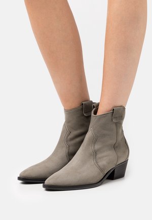 Graue Wildleder-Stiefeletten mit spitzem Zehenbereich, gewelltem Design und niedrigem Blockabsatz. Verfügt über eine Nahtdetails und eine Schlaufe zum Anziehen.