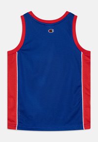 Top de tirantes de malla azul con acentos rojos, que presenta un escote redondo y diseño sin mangas. Un ribete blanco a lo largo del costado añade detalle.