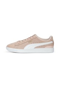 Beige mokasinisi nahkaa valkoisilla yksityiskohdilla ja kultaisella brändäyksellä. Varustettu klassisella nauhakiinnityksellä ja tekstuurilla varustetulla kumipohjalla.