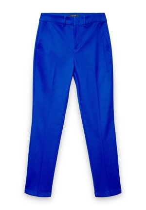 Pantaloni su misura di un brillante blu con passanti per cintura e tasche laterali, taglio a gamba dritta, piega frontale e una piccola etichetta nera in vita.