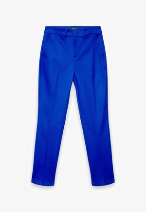 Helle, maßgeschneiderte blaue Hose mit Gürtelschlaufen und seitlichen Taschen, geradem Bein, Bügelfalte vorne und einem kleinen schwarzen Label am Bund.