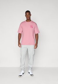 New Era MLB NEW YORK YANKEES LEAGUE ESSENTIALS TEE - Sporto klubų atributika - pink