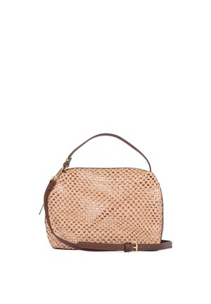 Borsa intrecciata marrone con forma strutturata, dotata di manico superiore e tracolla regolabile con fibbia dorata.