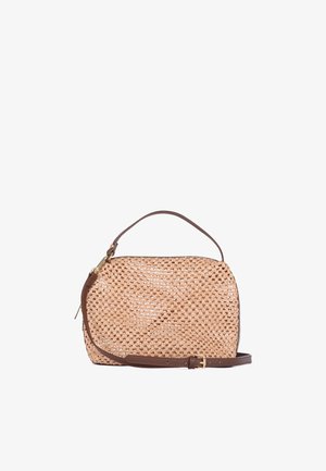 Borsa intrecciata marrone con forma strutturata, dotata di manico superiore e tracolla regolabile con fibbia dorata.
