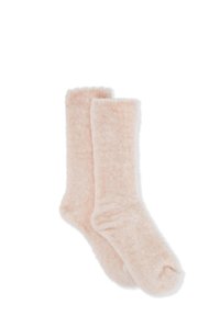 Calcetines de peluche rosa, hechos de un material suave, con un diseño de color sólido y de longitud completa. Detalles de punta redondeada y puño acanalado visibles.