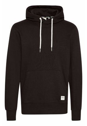 Čierna mikina s kapucňou, predným kloktacím vreckom, nastaviteľnými bielymi šnúrkami, rebrovanými manžetami a malou bielou označovacou nálepkou na spodnej časti.