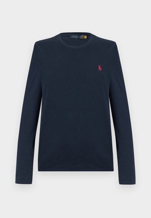 Navy zilās krāsas garroku krekls ar apaļu kaklu un mazu sarkanu izšūtu polo spēlētāja logotipu kreisajā krūtīs.