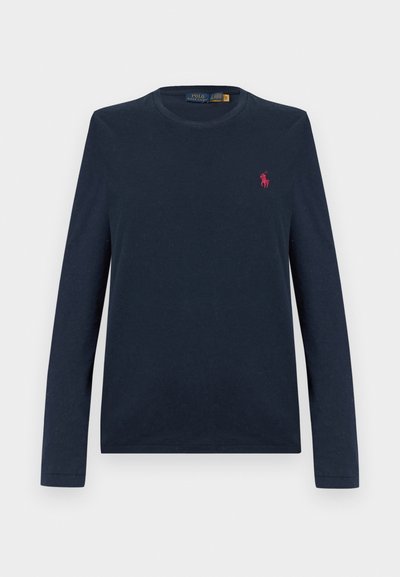 Μπλε ναυτικό μπλουζάκι μακρυμάνικο με στρόγγυλη λαιμόκοψη και μικρό κεντητό κόκκινο λογότυπο παίκτη πόλο στο αριστερό στήθος.