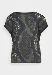 Krátký rukáv top v tmavě šedé barvě se strukturovanou, vzorovou tkaninou se žlutými a modrými akcenty, zaobleným spodním lemem a černým výstřihem.