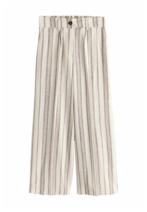Weiße Hose mit weitem Bein, vertikalen beigen und grauen Streifen, Knopfverschluss und Gürtelschlaufen.