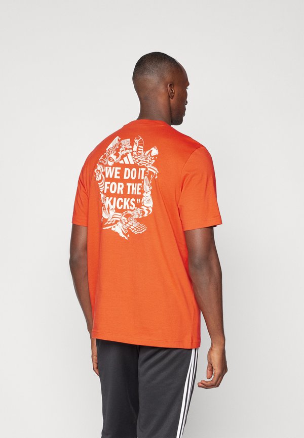 FOOTBALL KICKS GRAPHIC - Print T-shirt