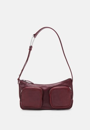Sac à bandoulière en cuir bordeaux avec deux poches carrées zippées, une texture lisse et une sangle en métal argenté pour une longueur ajustable.