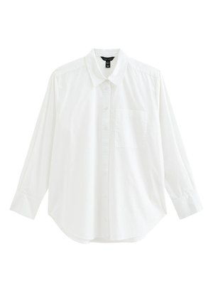 Biała koszula na guziki z długim rękawem, kołnierzykiem, przednią kieszenią po lewej stronie i lekko zaokrąglonym dołem.