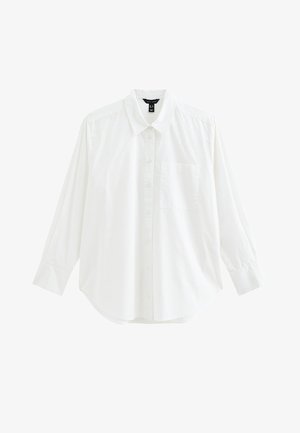 Biała koszula na guziki z długim rękawem, kołnierzykiem, przednią kieszenią po lewej stronie i lekko zaokrąglonym dołem.
