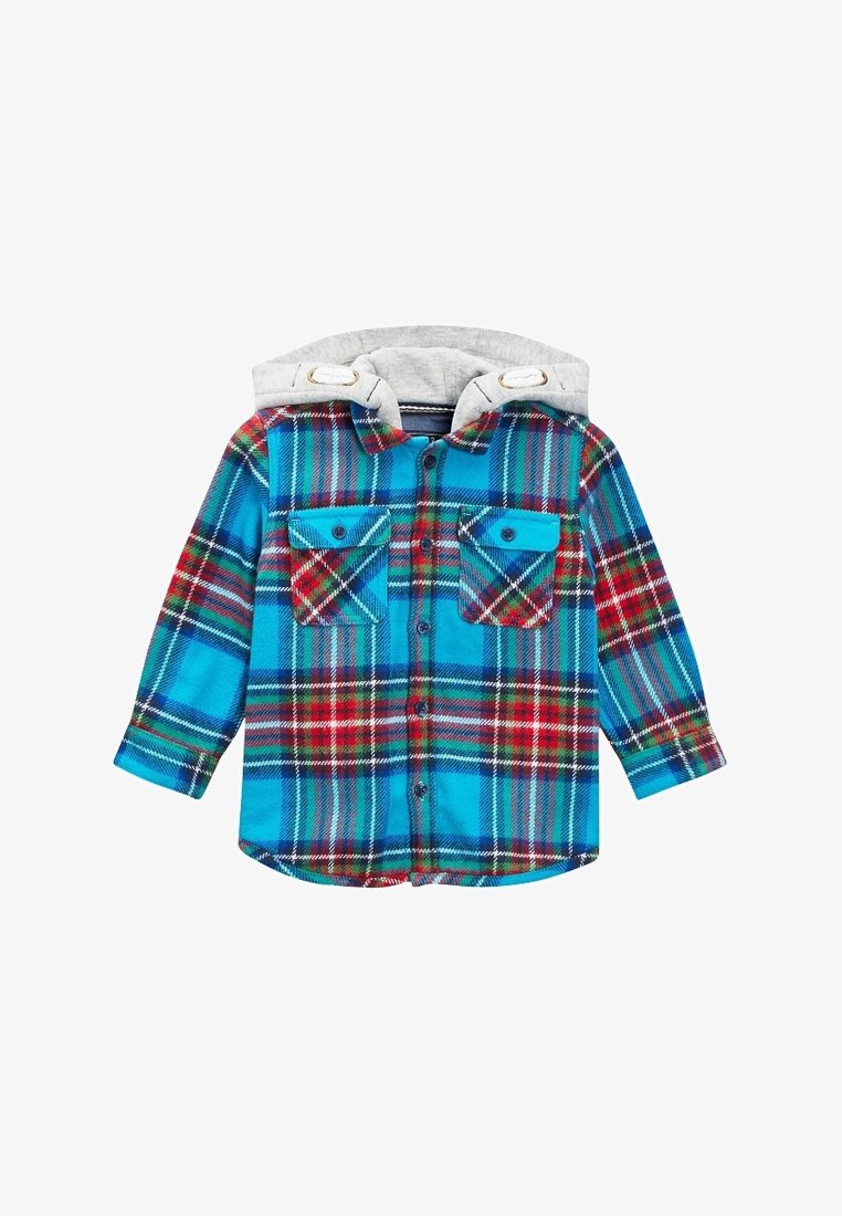 Chemise en flanelle avec un motif en tartan bleu, rouge et vert. Dotée de deux poches poitrine bleues et d'une capuche grise attachée. Manches longues, fermetures à boutons.