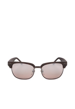 Occhiali da sole rettangolari marroni con lenti riflettenti sfumate e montatura spessa testurizzata, mostrati da una vista frontale su sfondo bianco.