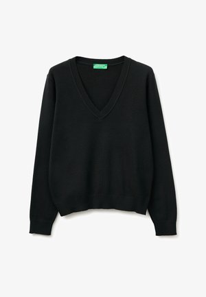 Czarny sweter z długim rękawem i dekoltem w serek, z prążkowanymi mankietami i krawędzią, pokazany na płasko z zieloną metką United Colors of Benetton wewnątrz kołnierza.