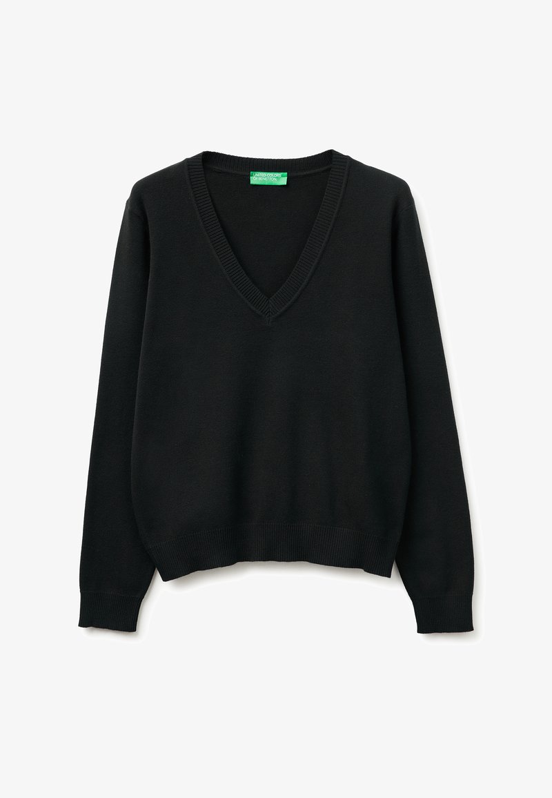 Pull-over noir à manches longues avec col en V, bordures côtelées aux poignets et à l'ourlet, présenté à plat avec une étiquette verte United Colors of Benetton à l'intérieur du col.