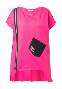 Roze t-shirt met korte mouwen, voorzien van een zwarte zak met de tekst "STAY HAPPY" en een zijrits met zwart-witte gestreepte details.