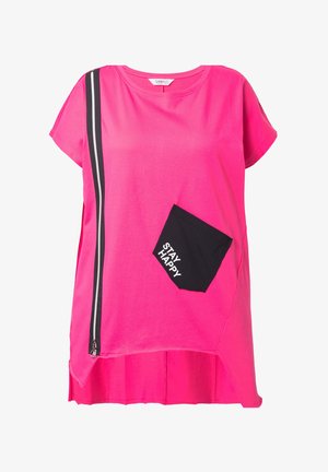 Lyserød kortærmet top med en sort lomme, der har teksten "STAY HAPPY", og en sidelukning med sort og hvid stribet detaljering.