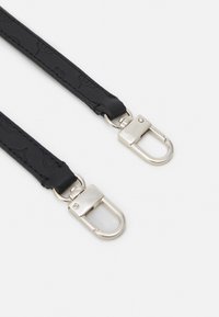 Sangle en cuir noir avec motif gaufré, dotée de clips en métal argenté à chaque extrémité pour attache. Texture lisse, design minimaliste.