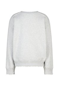 Sweat-shirt gris avec une texture douce, un col rond et une bordure décorative en dentelle aux ourlets et aux poignets. Accents blancs sur les coutures latérales présents.