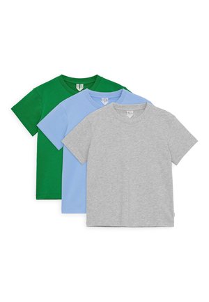 Tres camisetas lisas de manga corta y cuello redondo superpuestas en gris, azul claro y verde sobre un fondo blanco.