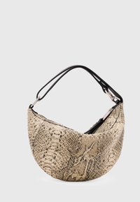 Käsin valmistettu käsilaukku, jossa on teksturoitu beige ja brun snakemönster. Kurvig muoto mustalla olkahihnalla ja hopeisilla yksityiskohdilla. Yläsuunnassa vetoketjukiinnitys.